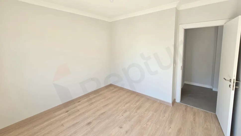 İstanbul Küçükçekmece'deki modern bir dairenin geniş ve aydınlık yatak odası görseli.
