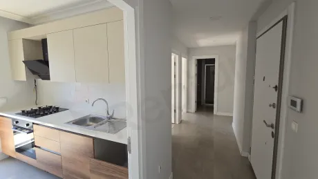 Modern ve geniş bir dairenin iç mekan koridor görünümü