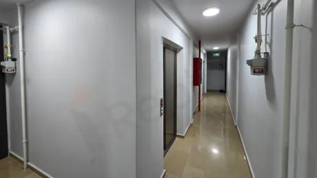 Modern bir binanın iç kısmında yer alan geniş ve aydınlık merdivenler.