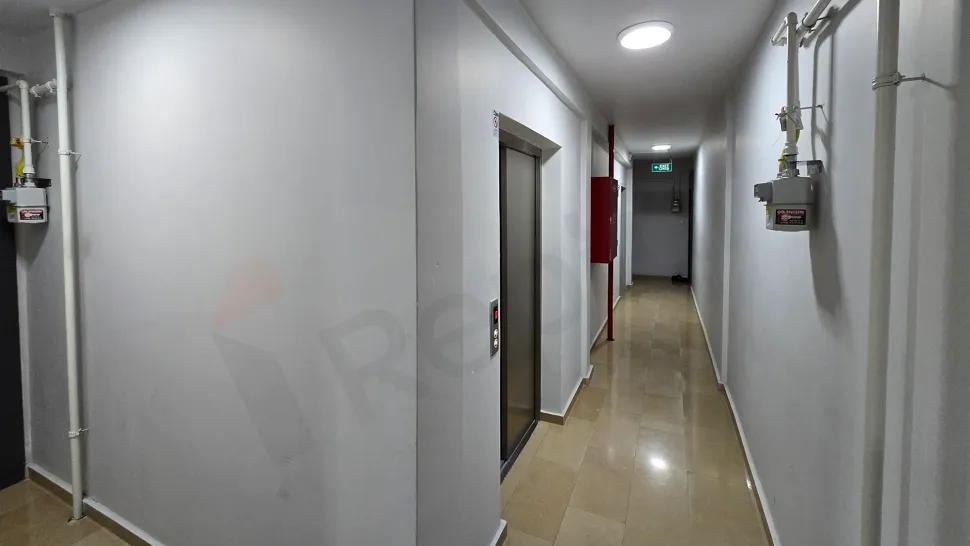 Modern bir binanın iç kısmında yer alan geniş ve aydınlık merdivenler.