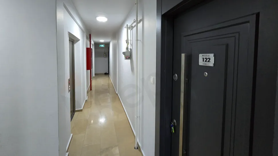 Modern bir binanın içindeki ferah ve aydınlık daire girişi alanı.