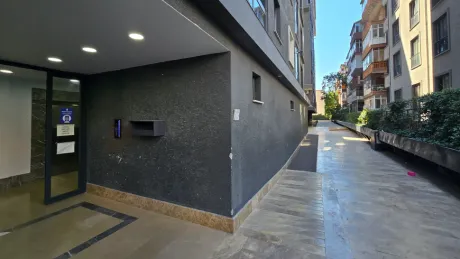 Modern bir konut sitesinin 7/24 korunan ana güvenlik giriş kapısı.