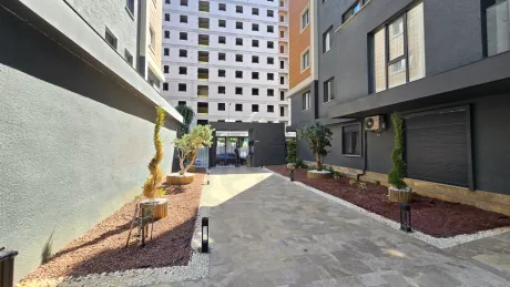 Küçükçekmece'deki modern sitenin peyzaj düzenlemesi yapılmış geniş ve yeşil bahçesi.