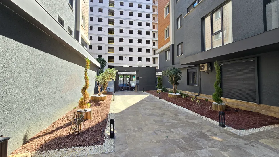 Küçükçekmece'deki modern sitenin peyzaj düzenlemesi yapılmış geniş ve yeşil bahçesi.