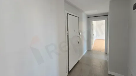 İstanbul Küçükçekmece'de yer alan modern ve geniş bir dairenin iç koridoru.