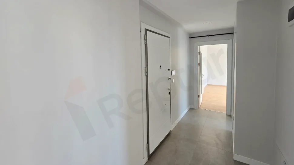 İstanbul Küçükçekmece'de yer alan modern ve geniş bir dairenin iç koridoru.