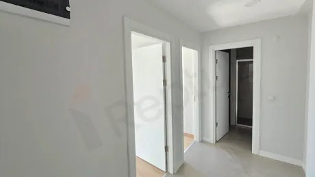 Küçükçekmece'de yer alan 2+1 dairenin modern ve geniş koridor alanı.