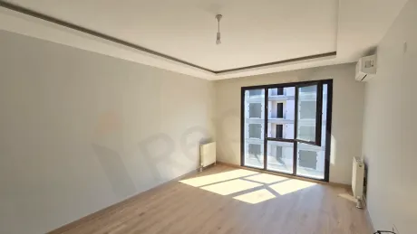 Küçükçekmece'de modern bir binada yer alan geniş pencereli, ferah ve aydınlık boş oturma odası alanı.