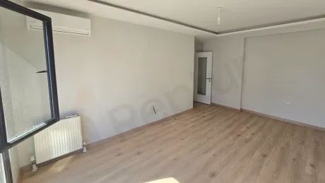 Geniş pencereli, ferah ve modern bir oturma odası görünümü.