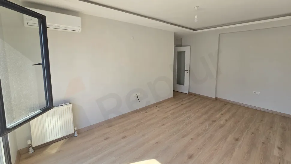 Geniş pencereli, ferah ve modern bir oturma odası görünümü.
