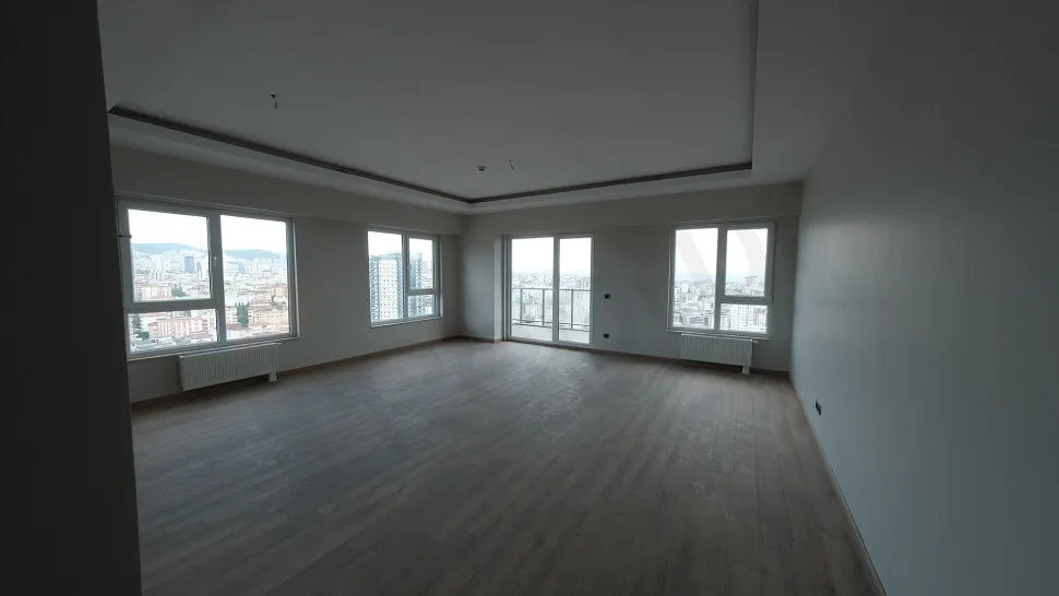 İstanbul Kartal'da geniş pencereli, deniz manzaralı ve modern mimariye sahip ferah oturma odası.