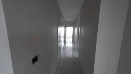 Modern ve geniş bir dairenin iç mekan koridor görünümü.