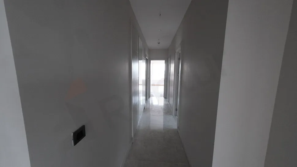 Modern ve geniş bir dairenin iç mekan koridor görünümü.