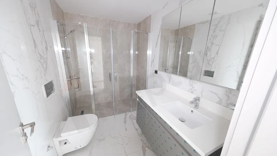 Modern tasarımlı şık banyo ve kaliteli armatür detayları
