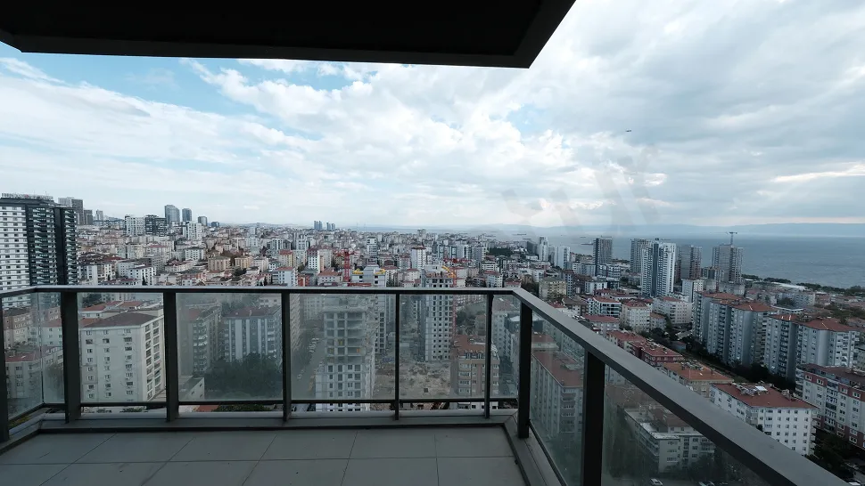 Kartal'da deniz manzaralı, cam korkuluklu modern ve geniş balkon alanı.