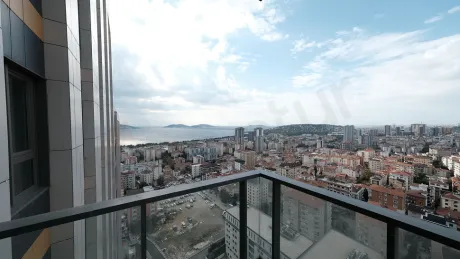 Modern bir apartman dairesinin ferah ve geniş balkonu.