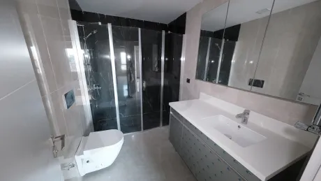 Modern tasarımlı, kaliteli seramiklerle döşenmiş şık bir banyo iç mekanı.