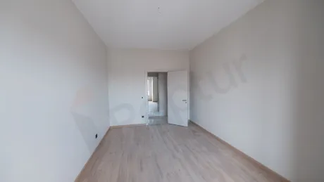 Kartal'da modern mimariye sahip, geniş pencereli ve deniz manzaralı ferah bir yatak odası görseli.