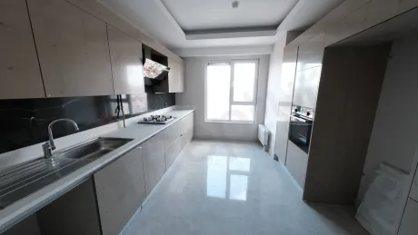Modern ve geniş bir dairenin aydınlık mutfak alanı.