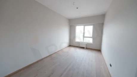 Geniş pencereli, aydınlık ve modern bir yatak odası görünümü.