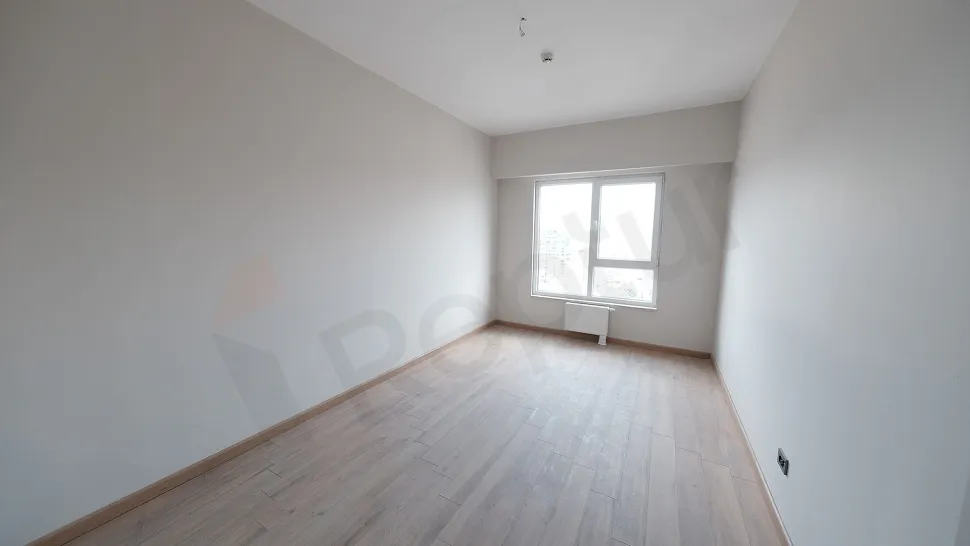 Geniş pencereli, aydınlık ve modern bir yatak odası görünümü.