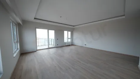 Modern mimariye sahip, geniş ve aydınlık bir oturma odası alanı.