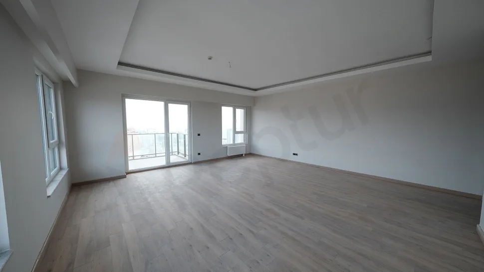 Modern mimariye sahip, geniş ve aydınlık bir oturma odası alanı.