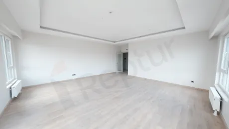 Kartal'da satılık 3+1 dairenin ferah ve modern mimariye sahip geniş oturma odası alanı.