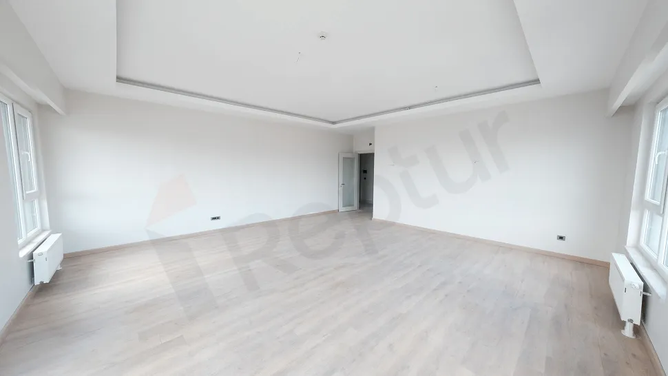 Kartal'da satılık 3+1 dairenin ferah ve modern mimariye sahip geniş oturma odası alanı.