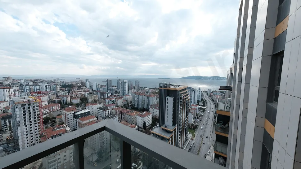 Modern bir binada yer alan geniş ve ferah balkon alanı görünümü.