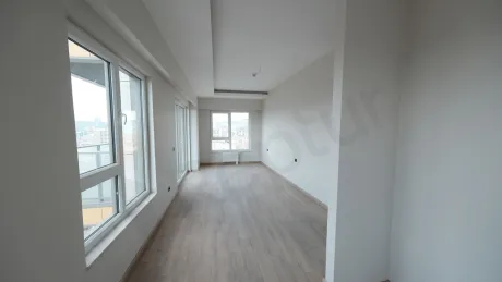 Modern tasarımlı, geniş ve aydınlık bir yatak odası görseli.