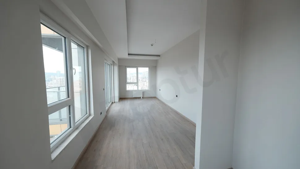 Modern tasarımlı, geniş ve aydınlık bir yatak odası görseli.