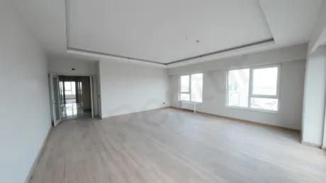 Geniş pencereli, ferah ve gün ışığı alan modern bir oturma odası alanı.