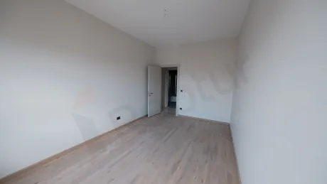 Modern tasarımlı, geniş ve aydınlık yatak odası iç mekanı.