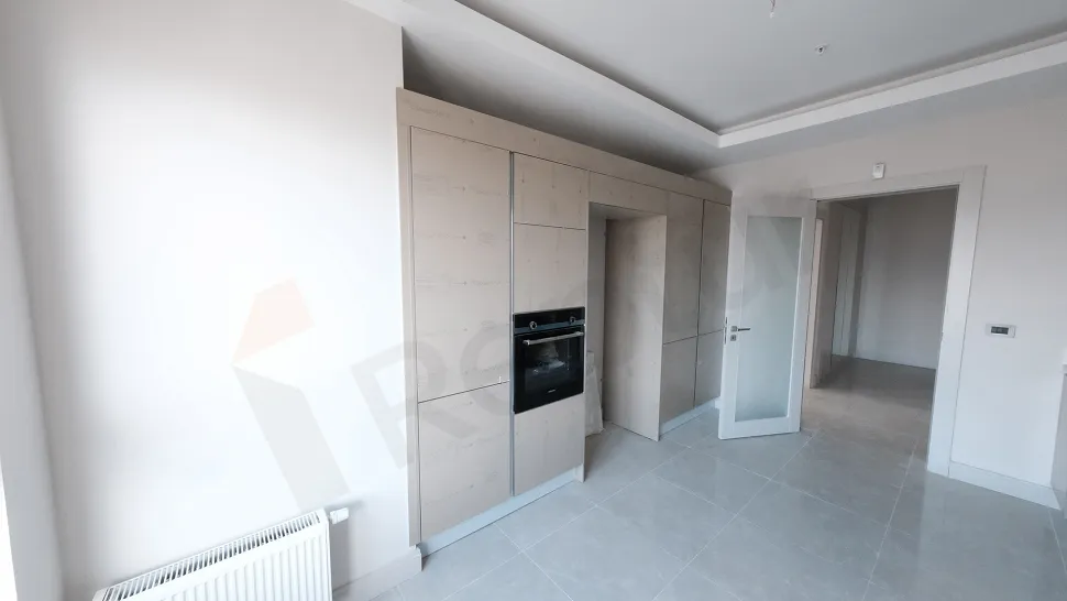 Modern tasarımlı, geniş ve aydınlık mutfak alanı