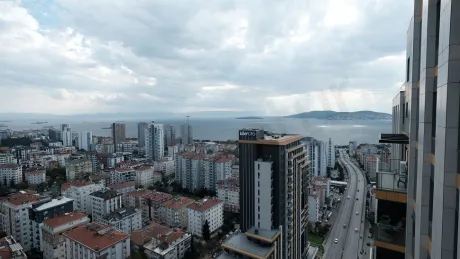 İstanbul Kartal sahilinde panoramik deniz ve şehir manzarası