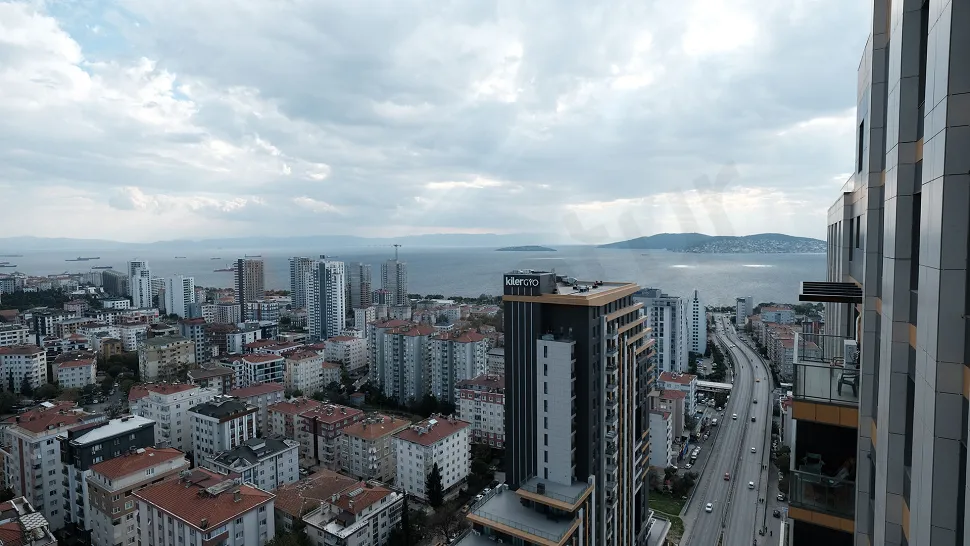 İstanbul Kartal sahilinde panoramik deniz ve şehir manzarası