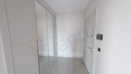 Modern bir binada geniş ve aydınlık daire girişi antre alanı.