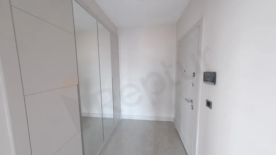 Modern bir binada geniş ve aydınlık daire girişi antre alanı.