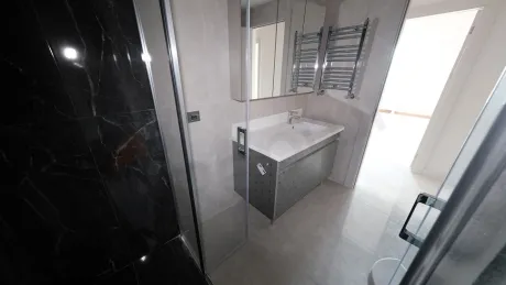Modern ve şık tasarıma sahip geniş banyo iç mekan görseli.