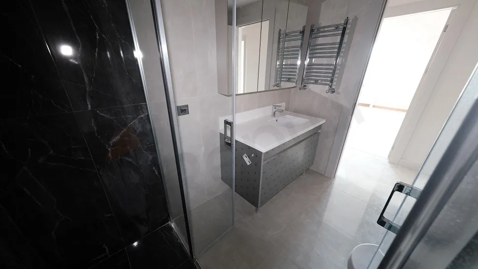 Modern ve şık tasarıma sahip geniş banyo iç mekan görseli.