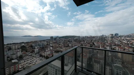 Kartal'da deniz manzaralı bir dairenin modern ve geniş balkon alanı.