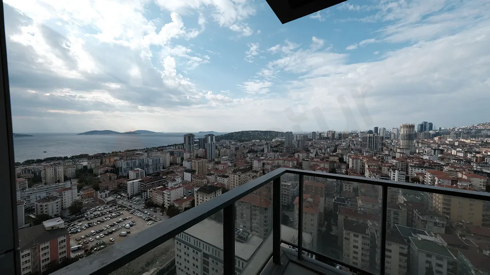 Kartal'da deniz manzaralı bir dairenin modern ve geniş balkon alanı.