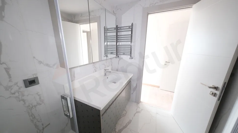 Modern tasarımlı, şık ve ferah bir banyo iç mekanı.