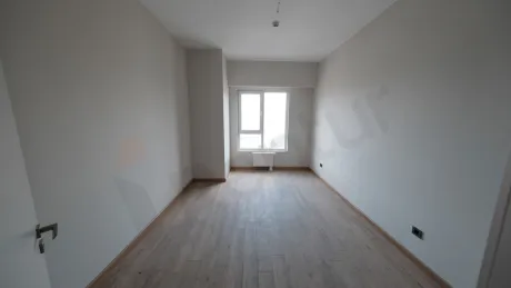 Modern tasarımlı, geniş ve gün ışığı alan bir yatak odası iç mekanı.