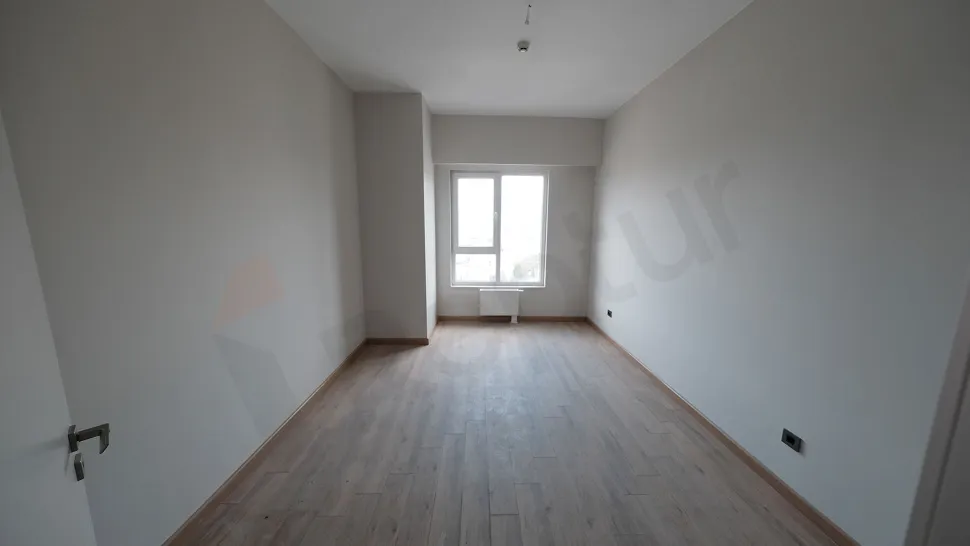 Modern tasarımlı, geniş ve gün ışığı alan bir yatak odası iç mekanı.