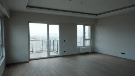 Kartal'da satılık 3+1 dairenin gün ışığı alan geniş ve modern yemek odası alanı.