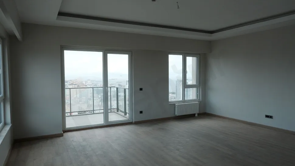 Kartal'da satılık 3+1 dairenin gün ışığı alan geniş ve modern yemek odası alanı.