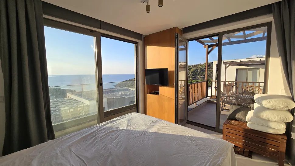 Muğla Milas'ta Taşınmaya Hazır, Deniz ve Koy Manzaralı Satılık 3+1 Villa
