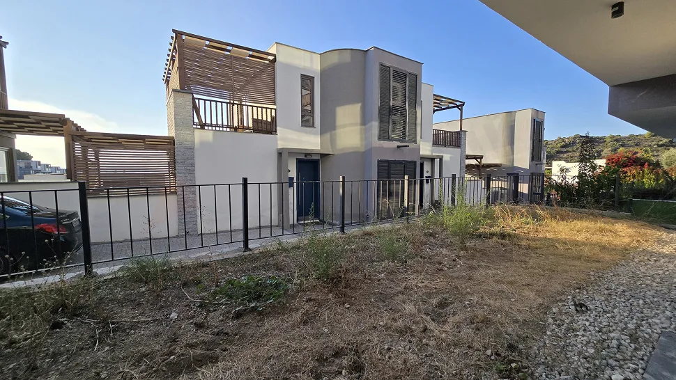 Muğla Milas'ta Taşınmaya Hazır, Deniz ve Koy Manzaralı Satılık 3+1 Villa